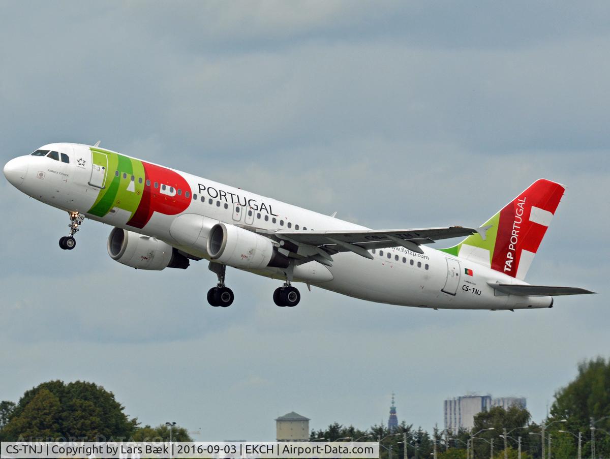 CS-TNJ, 2000 Airbus A320-214 C/N 1181, RWY22R