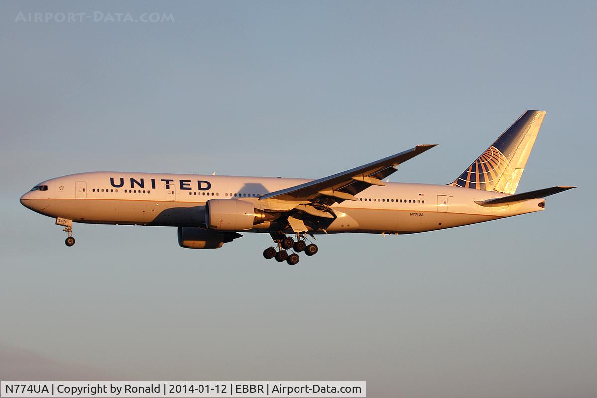 N774UA, 1996 Boeing 777-222 C/N 26936, at bru