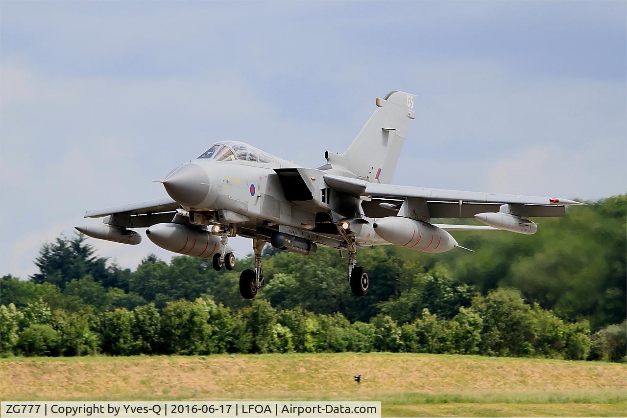 ZG777, 1992 Panavia Tornado GR.4 C/N 909/BS188/2732, Royal Air Force Panavia Tornado GR.4, On final rwy 24, Avord Air Base 702 (LFOA) Open day 2016