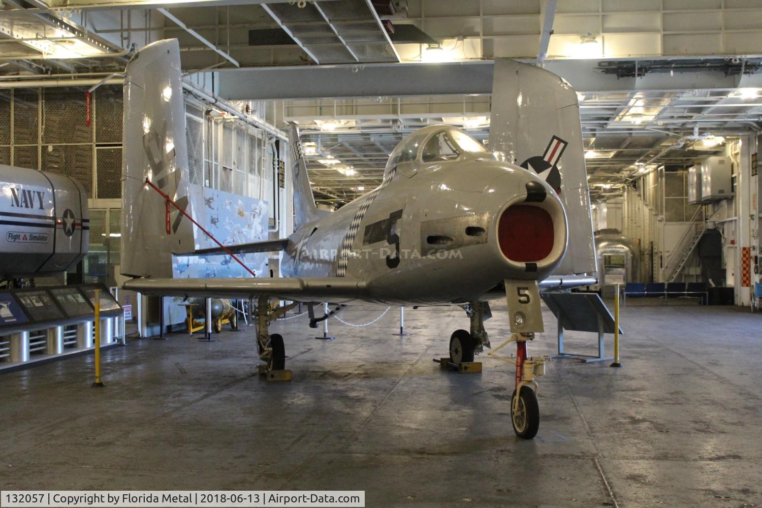 132057, North American FJ-2 Fury C/N Not found 132057, Fury zx USS Hornet