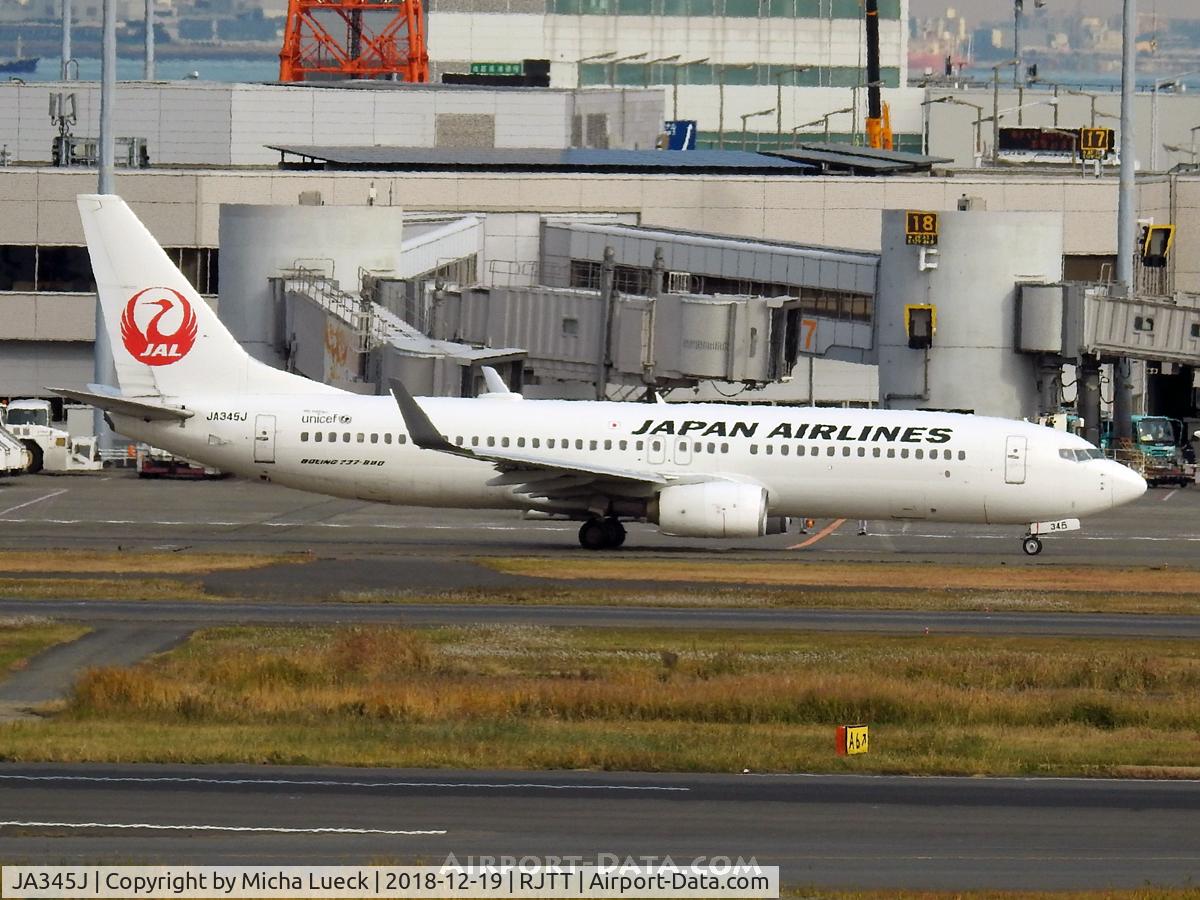 JA345J, 2012 Boeing 737-846 C/N 40947, At Haneda