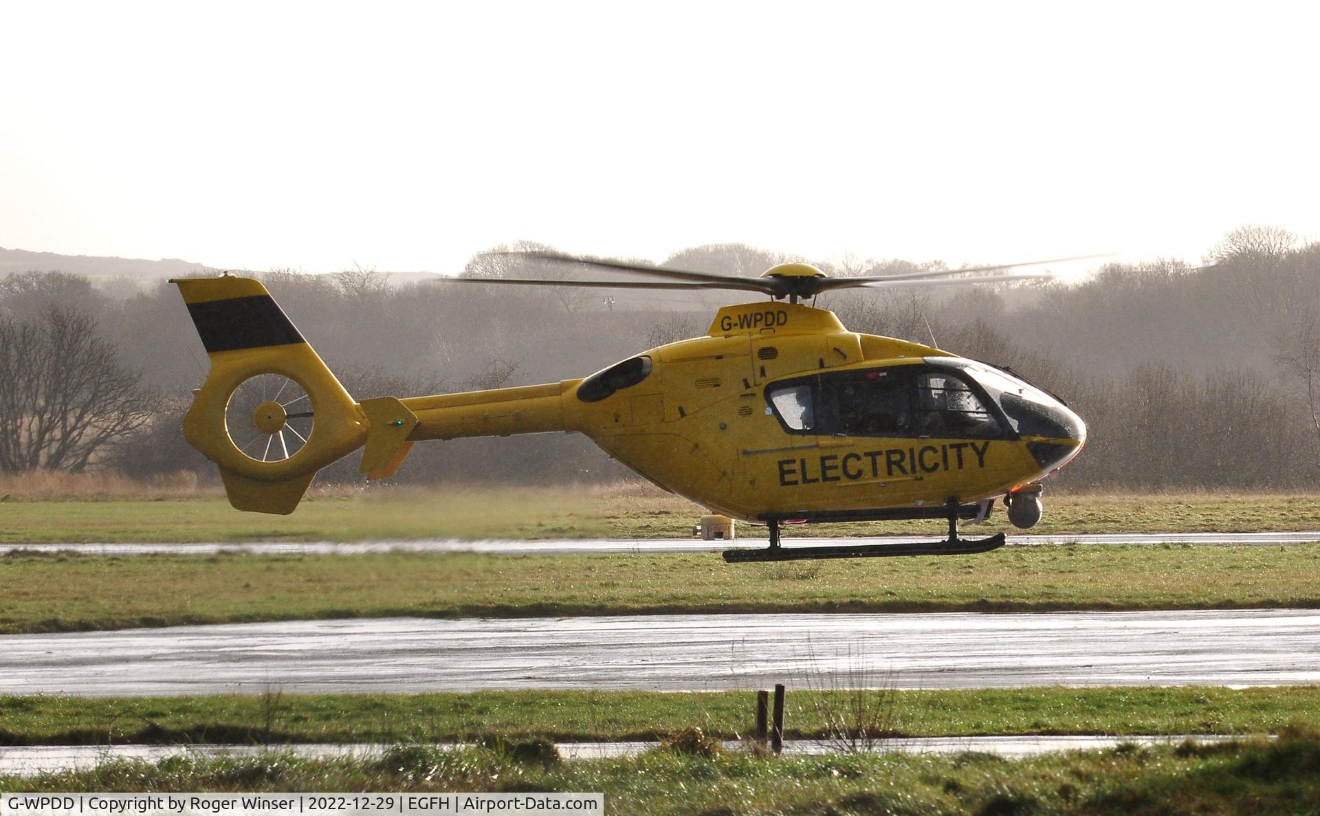 G-WPDD, 1999 Eurocopter EC-135P-1 C/N 0071, National Grid helicopter lifting.