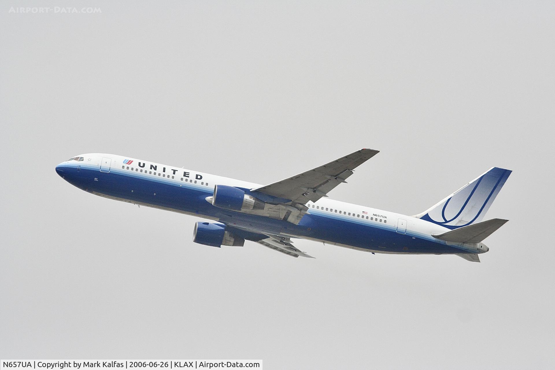 N657UA, 1993 Boeing 767-322 C/N 27112, United Boeing 767-322, departing LAX