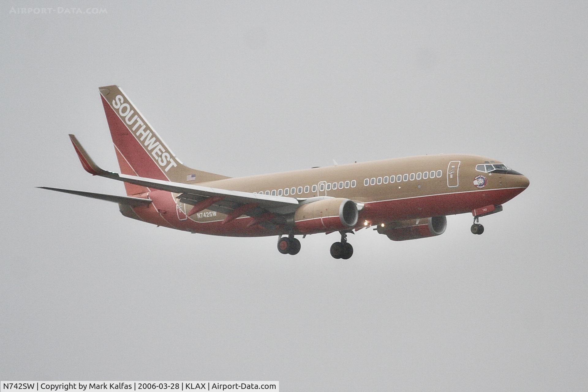 N742SW, 1998 Boeing 737-7H4 C/N 29278, Southwest Boeing 737-7H4, N742SW on a stormy approach to 7R LAX