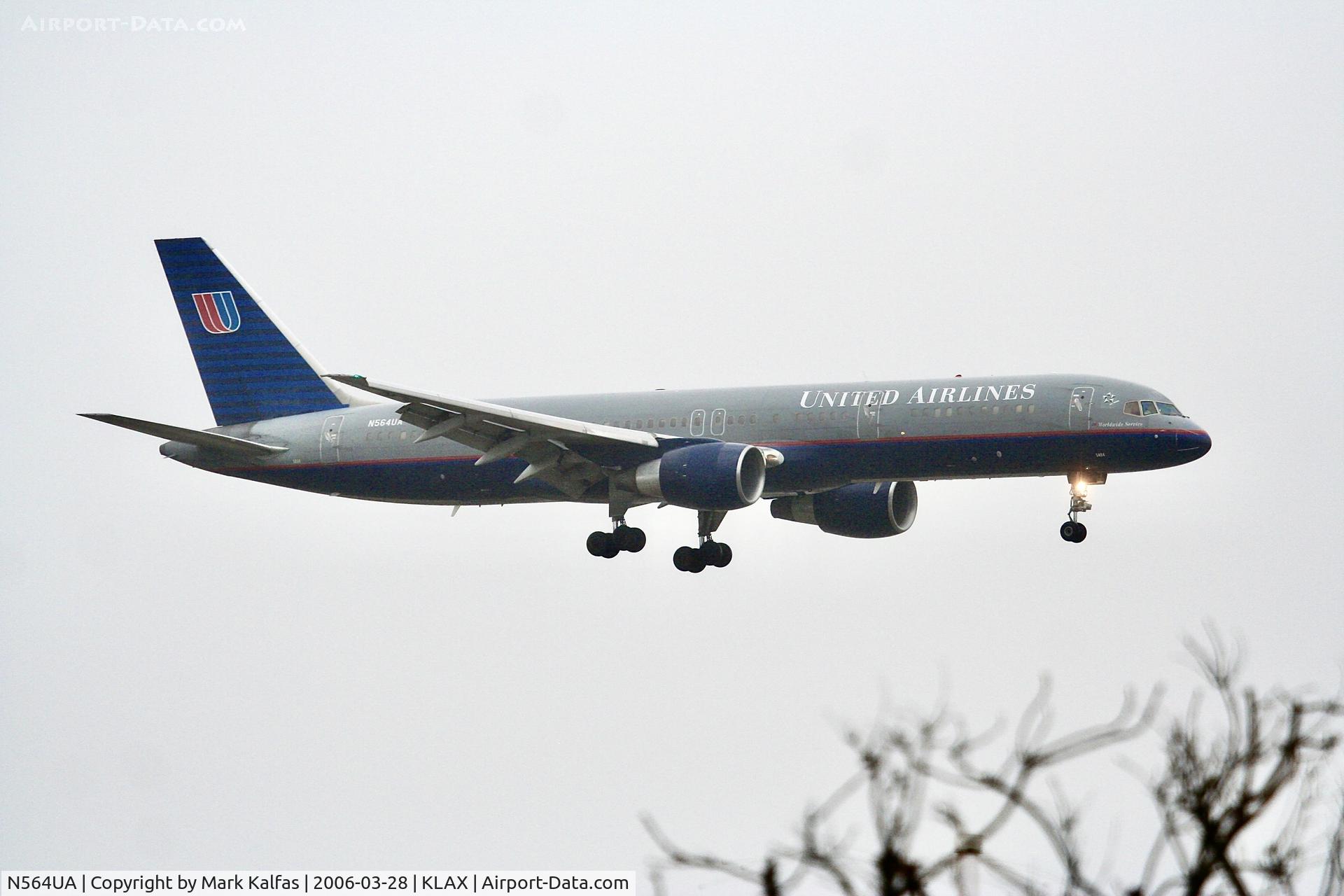 N564UA, 1992 Boeing 757-222 C/N 26666, United Boeing 757-222, N564UA on a stormy approach to 7R LAX