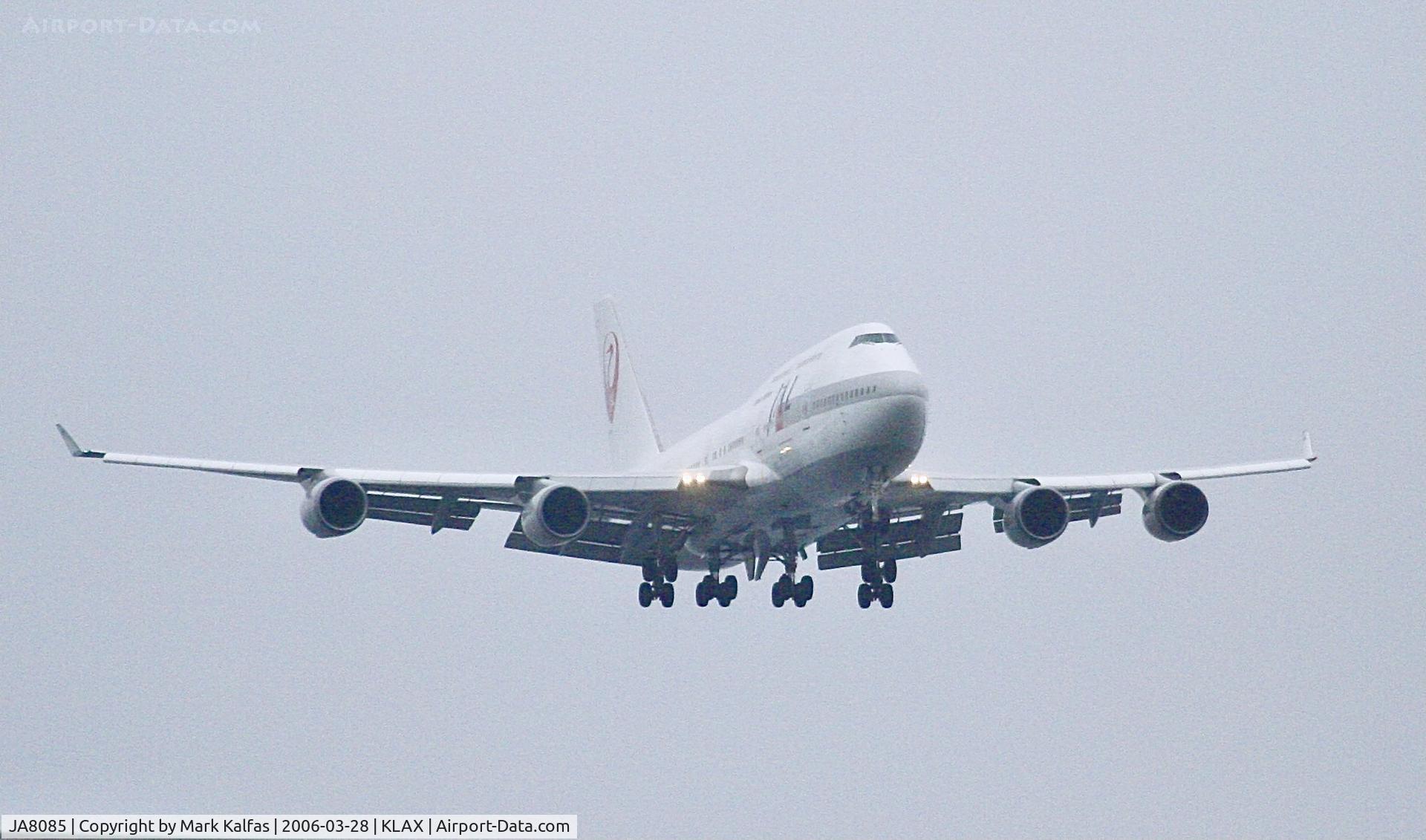JA8085, 1991 Boeing 747-446 C/N 25260, JAL Boeing 747-446, JA8085 on a stormy approach to runway 7R LAX