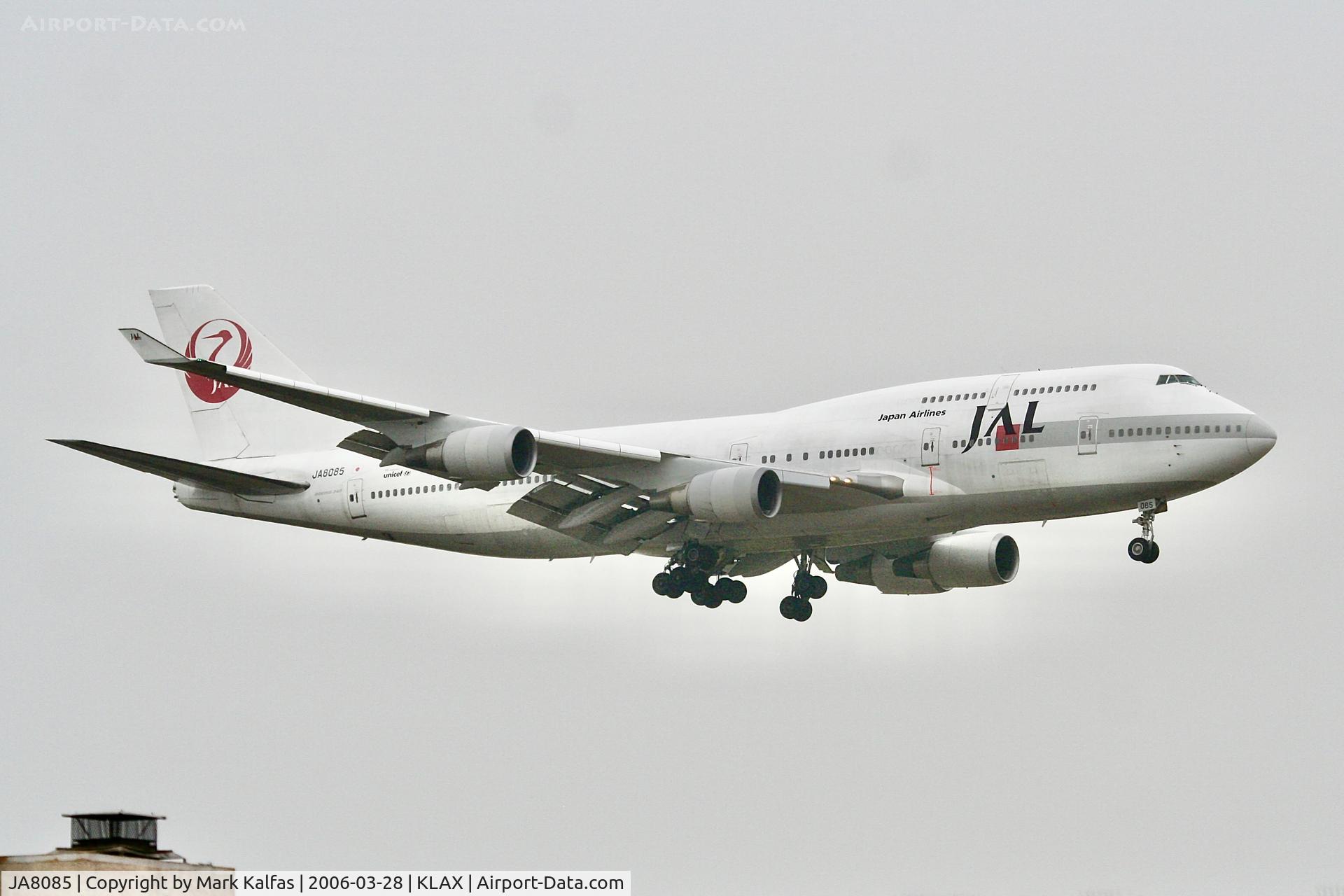 JA8085, 1991 Boeing 747-446 C/N 25260, JAL Boeing 747-446, JA8085 on a stormy approach to runway 7R LAX