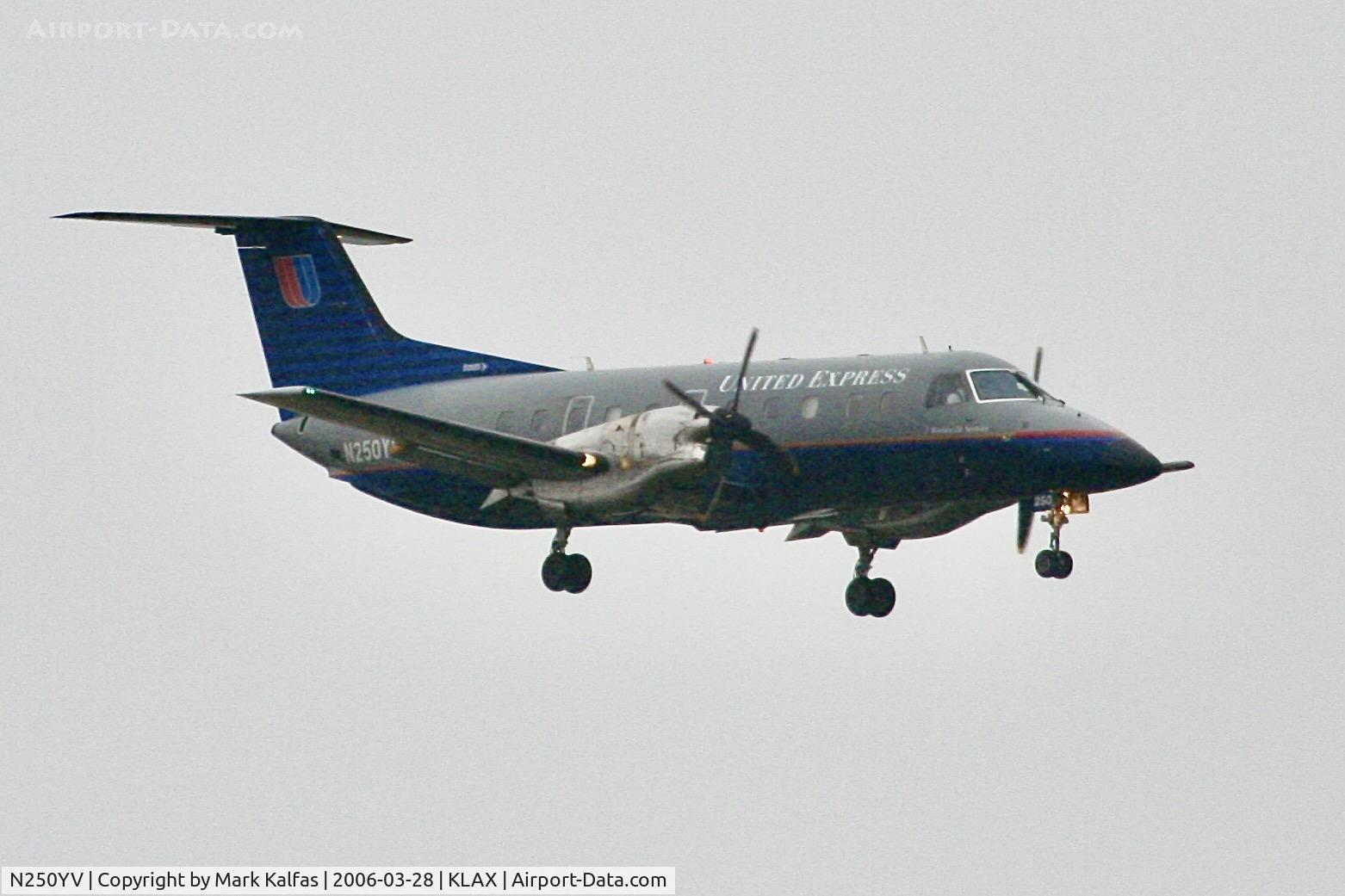 N250YV, 1993 Embraer EMB-120ER Brasilia C/N 120250, SkyWest/United Express Embraer EMB-120ER, N250YV an 7R approach LAX