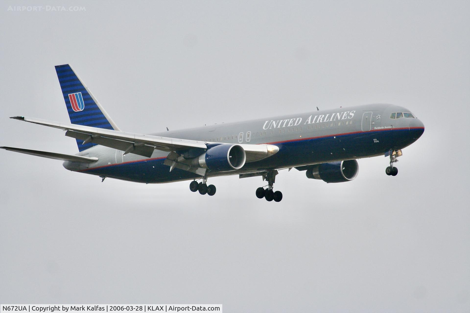 N672UA, 1999 Boeing 767-322 C/N 30027, United Boeing 767-322, N672UA on approach to 7R LAX