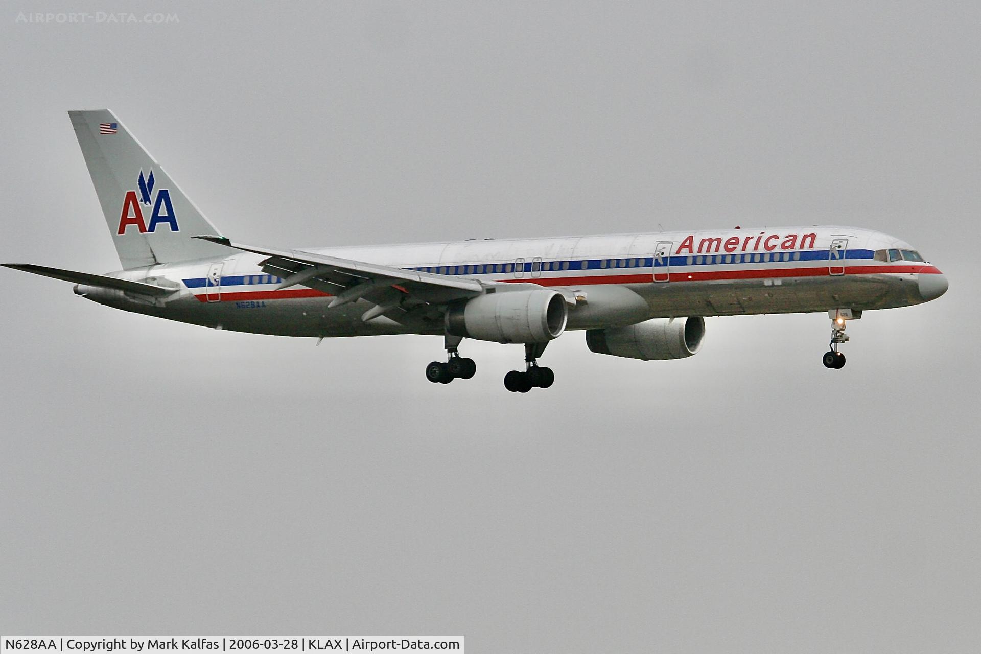 N628AA, 1990 Boeing 757-223 C/N 24586, American Boeing 757-223, N628AA on approach to 7R LAX