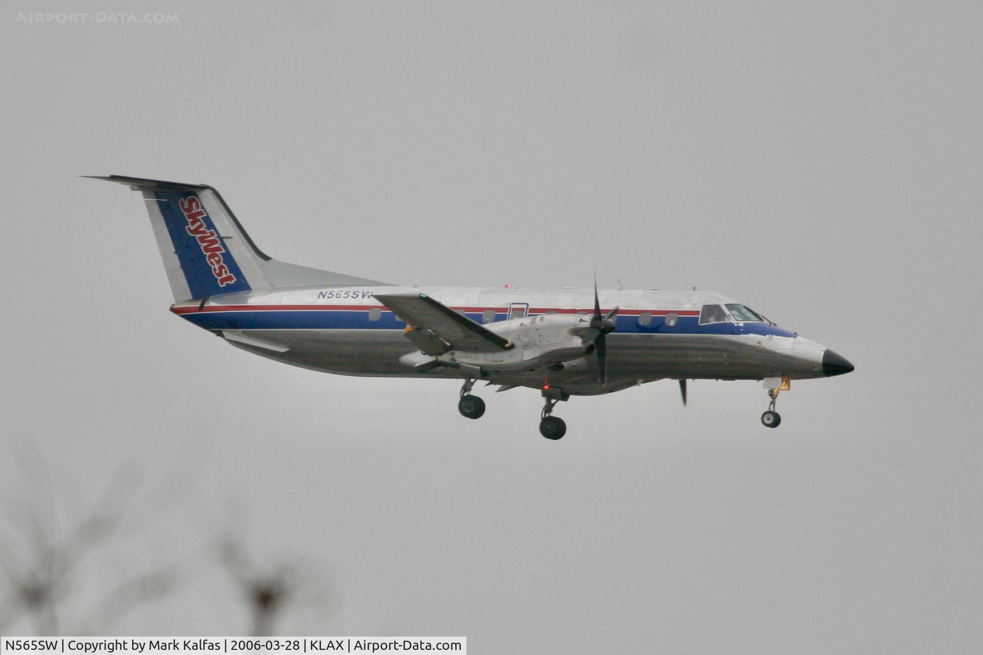 N565SW, 1998 Embraer EMB-120ER Brasilia C/N 120340, SkyWest / United Express Embraer EMB-120ER Brasilia, N565SW on approach to 7R LAX