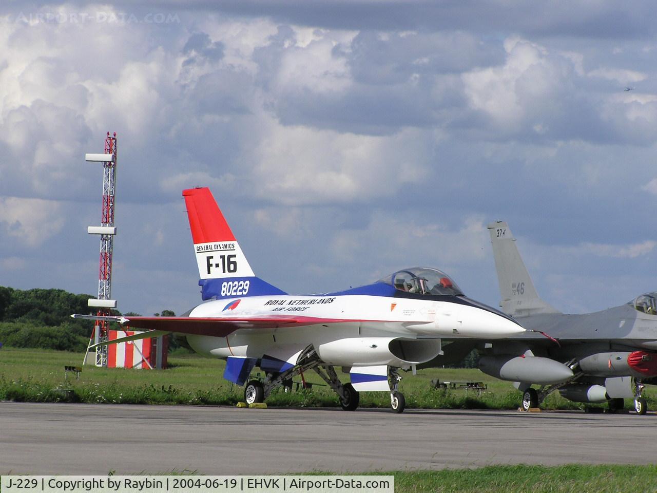 J-229, 1978 Fokker F-16A Fighting Falcon C/N 6D-18, 25 years F-16 in the Netherlands celebration in 2004
Special prototype colors whit two registrations J-229 and the american reg 80229