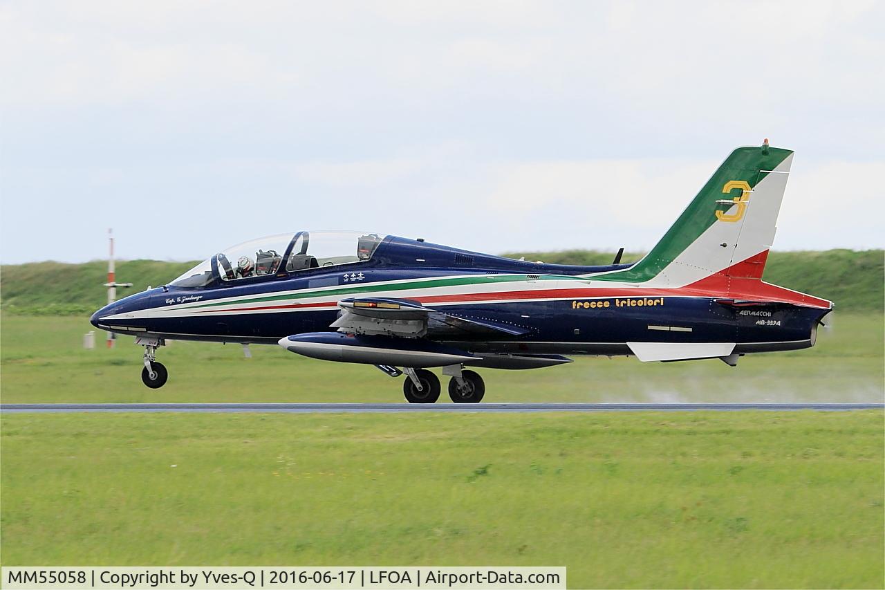 MM55058, Aermacchi MB-339PAN C/N 6852/190/AA087, Aermacchi MB-339PAN, N°3 of Frecce Tricolori Aerobatic Team 2016, Landing rwy 24, Avord Air Base 702 (LFOA) Open day 2016