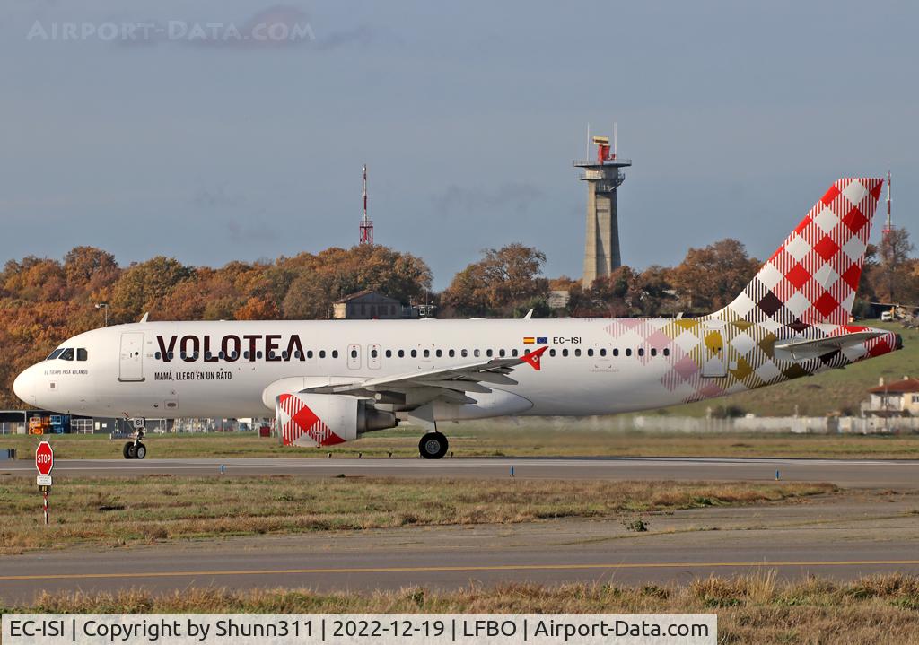 EC-ISI, 2003 Airbus A320-214 C/N 2123, Lining up rwy 14L for departure...