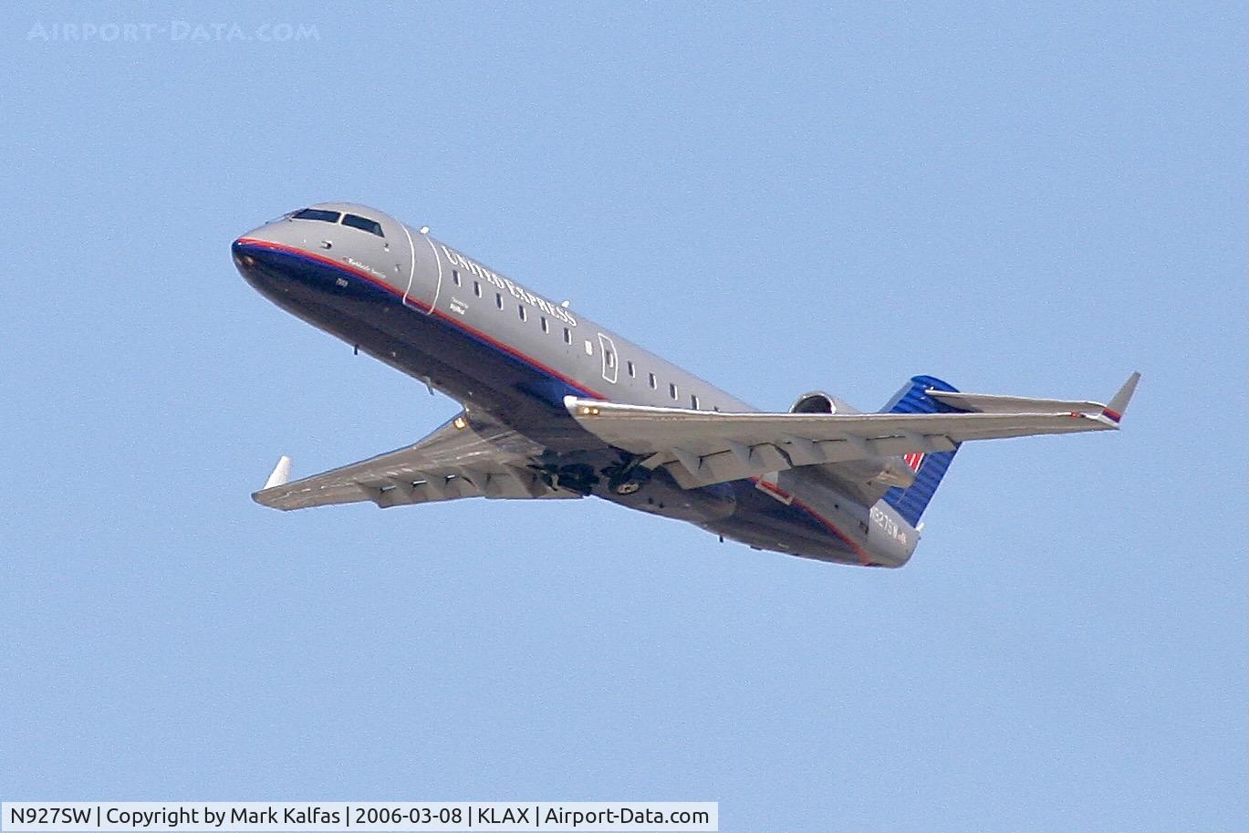 N927SW, 2002 Bombardier CRJ-200ER (CL-600-2B19) C/N 7693, SkyWest/United Express Bombardier CRJ-200ER N927SW departing 25R LAX