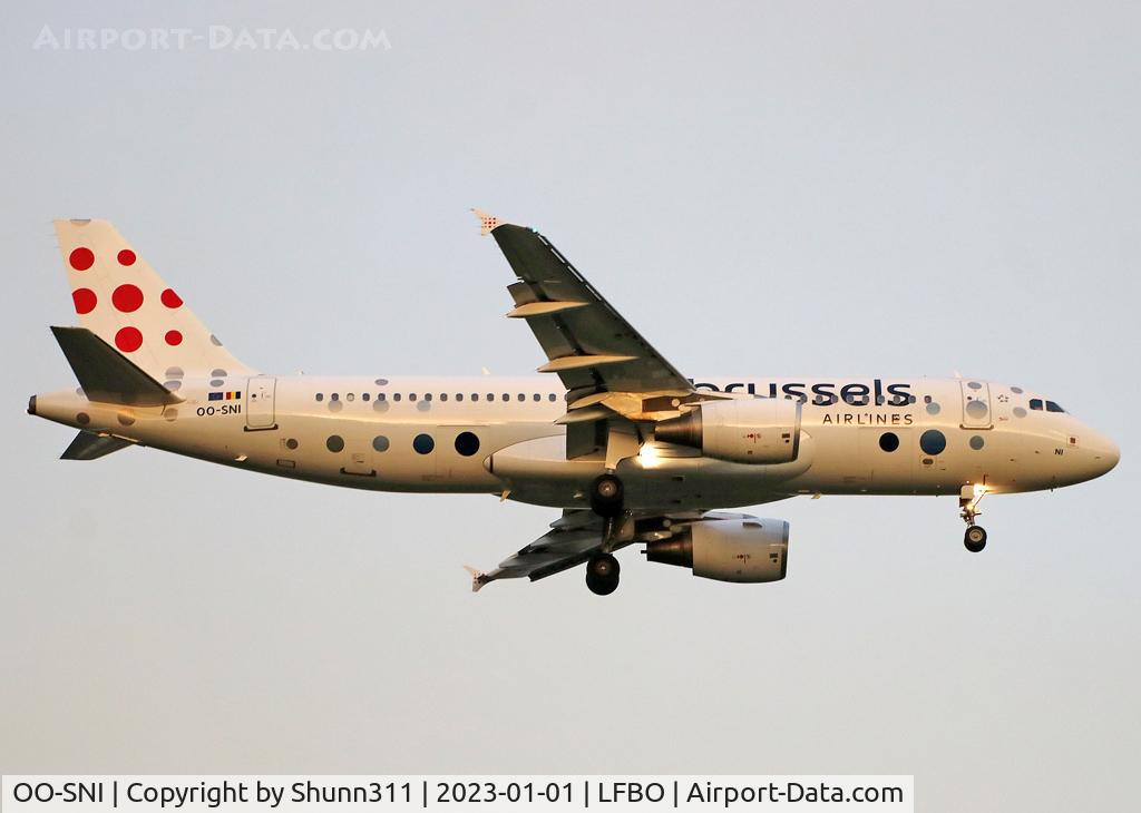 OO-SNI, 2001 Airbus A320-214 C/N 1439, Landing rwy 14L in new c/s