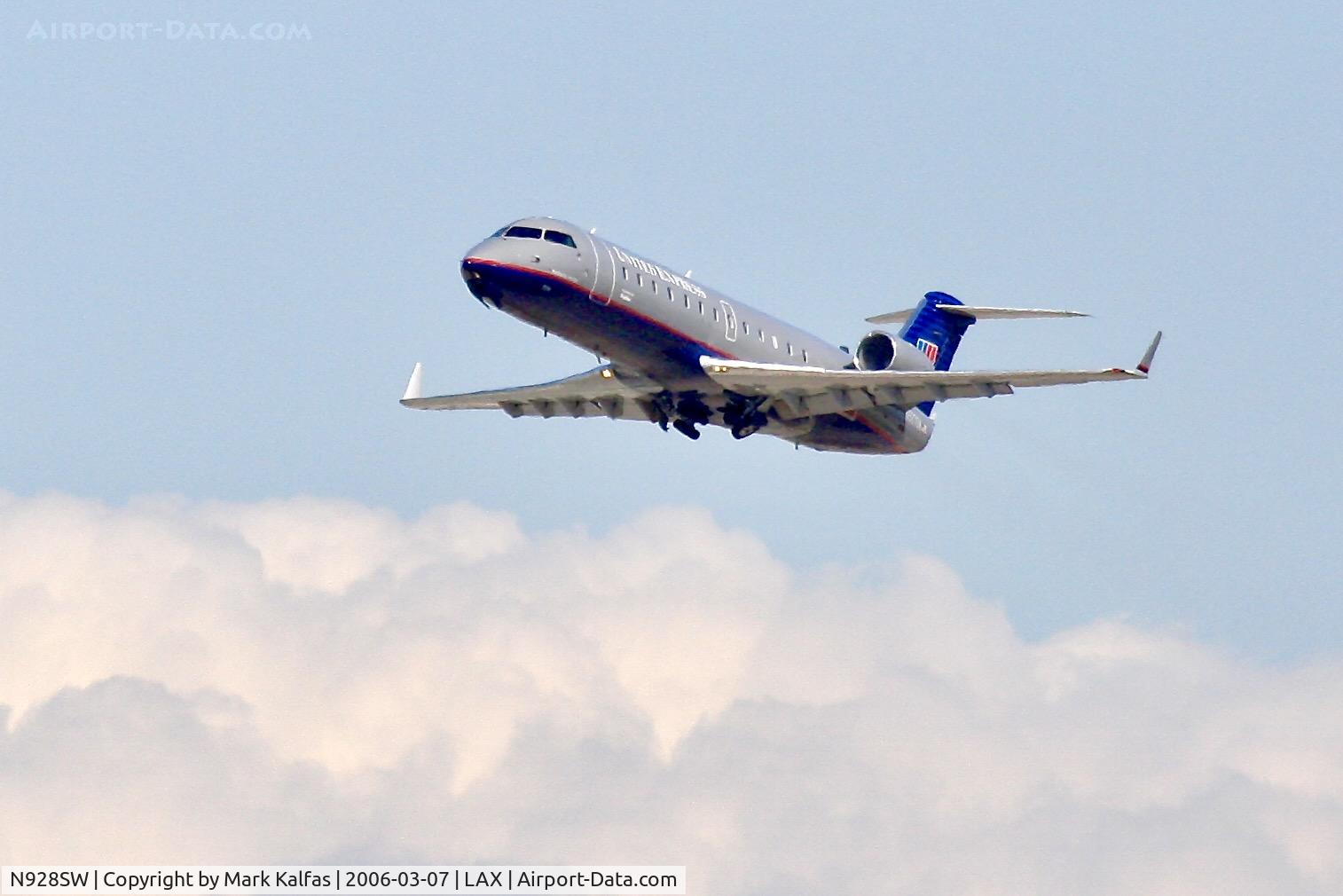 N928SW, 2002 Bombardier CRJ-200LR (CL-600-2B19) C/N 7701, SkyWest/United Express Bombardier CRJ-200ER N928SW departing 25R LAX