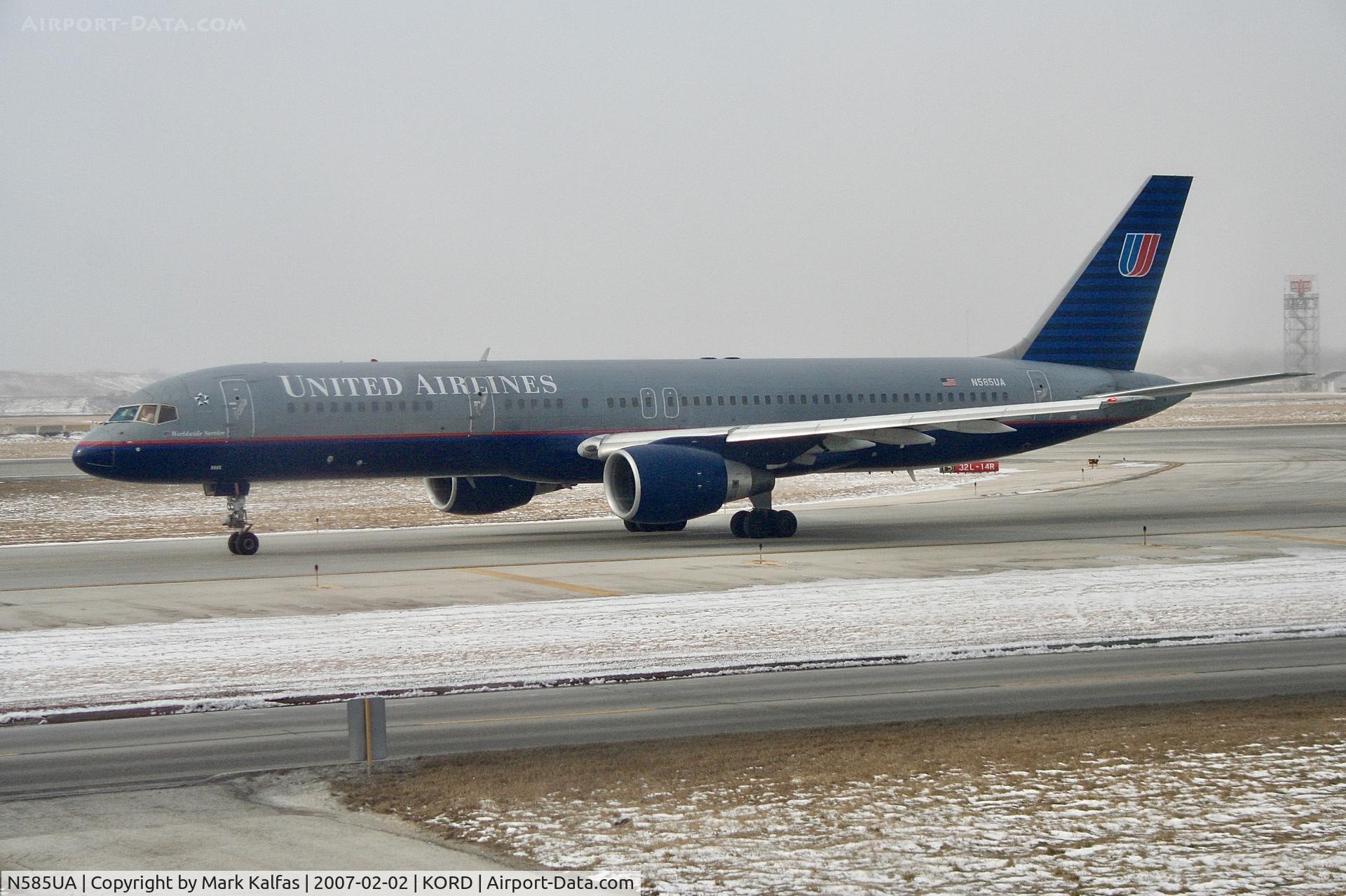 N585UA, 1993 Boeing 757-222 C/N 26709, United Airlines Boeing 757-222, N585UA taxiing in at ORD