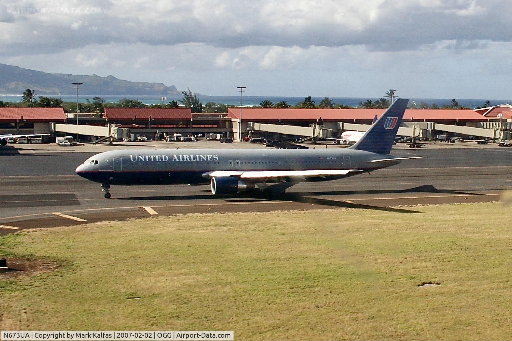 N673UA, 2000 Boeing 767-322 C/N 29241, United Airlines Boeing 767-322, N673UA taxiing out at OGG.