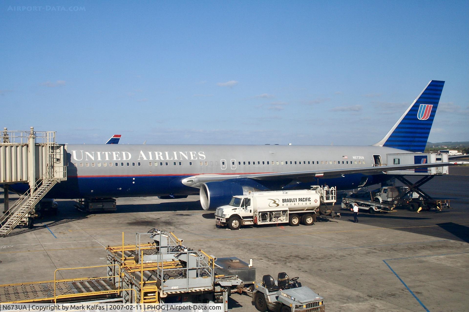 N673UA, 2000 Boeing 767-322 C/N 29241, United Airlines Boeing 767-322, N673UA at Kahului Airport, Kahului, Hawaii