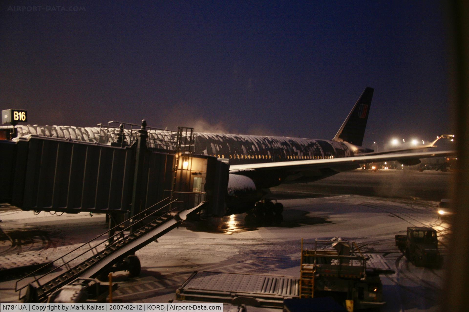 N784UA, 1997 Boeing 777-222/ER C/N 26951, United Airlines Boeing 777-222/ER,N784UA in a snowstorm at gate B16, Chicago O'hare International Airport,