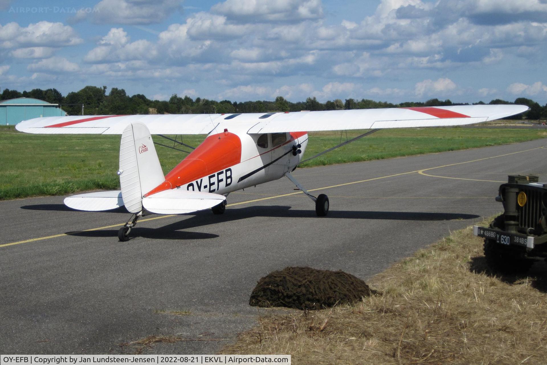 OY-EFB, 1946 Cessna 140 C/N 9203, Engine running and ready to taxi to the runway at an 
airshow at Vaerloese, Denmark. Built in 1946. 
Registered as OY-EFB in 1979.