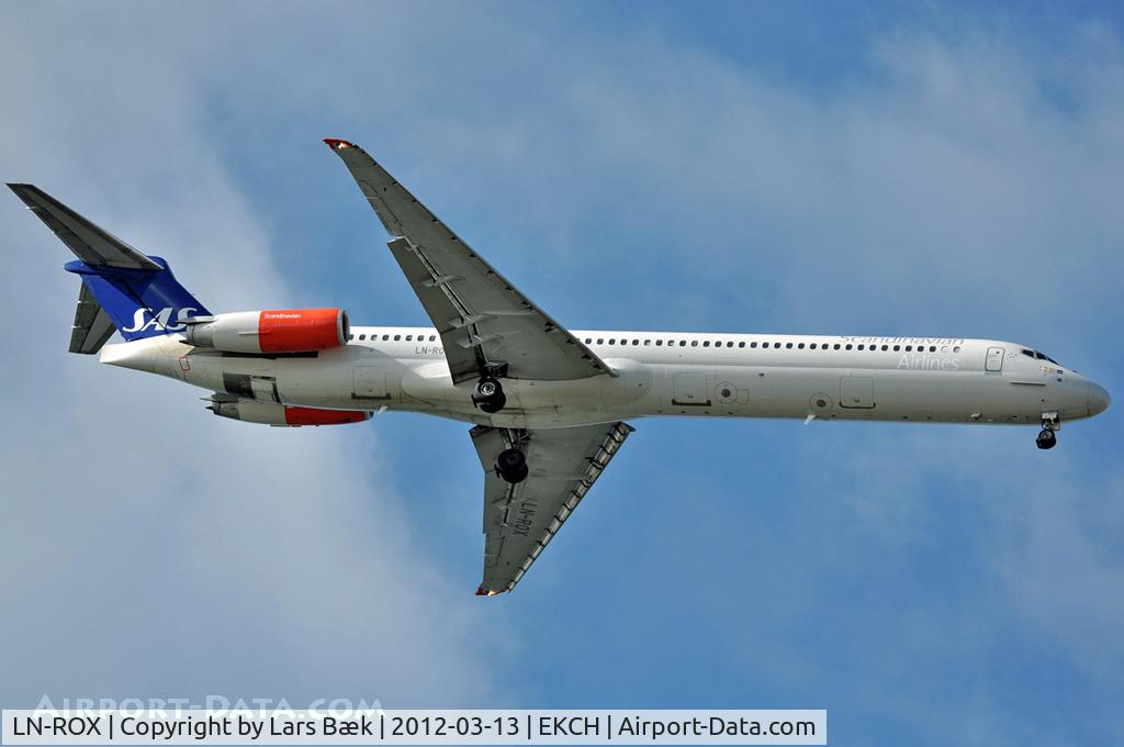 LN-ROX, 1988 McDonnell Douglas MD-82 (DC-9-82) C/N 49603, RWY04L