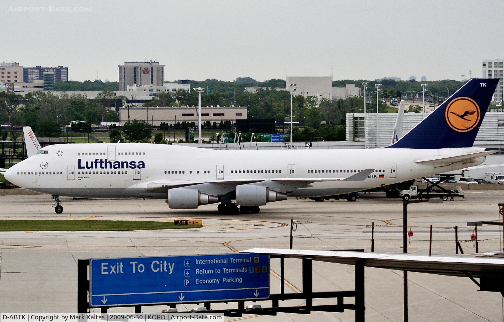 D-ABTK, 2001 Boeing 747-430 C/N 29871, Lufthansa Boeing 747-430, D-ABTK taxing toi the gat at ORD