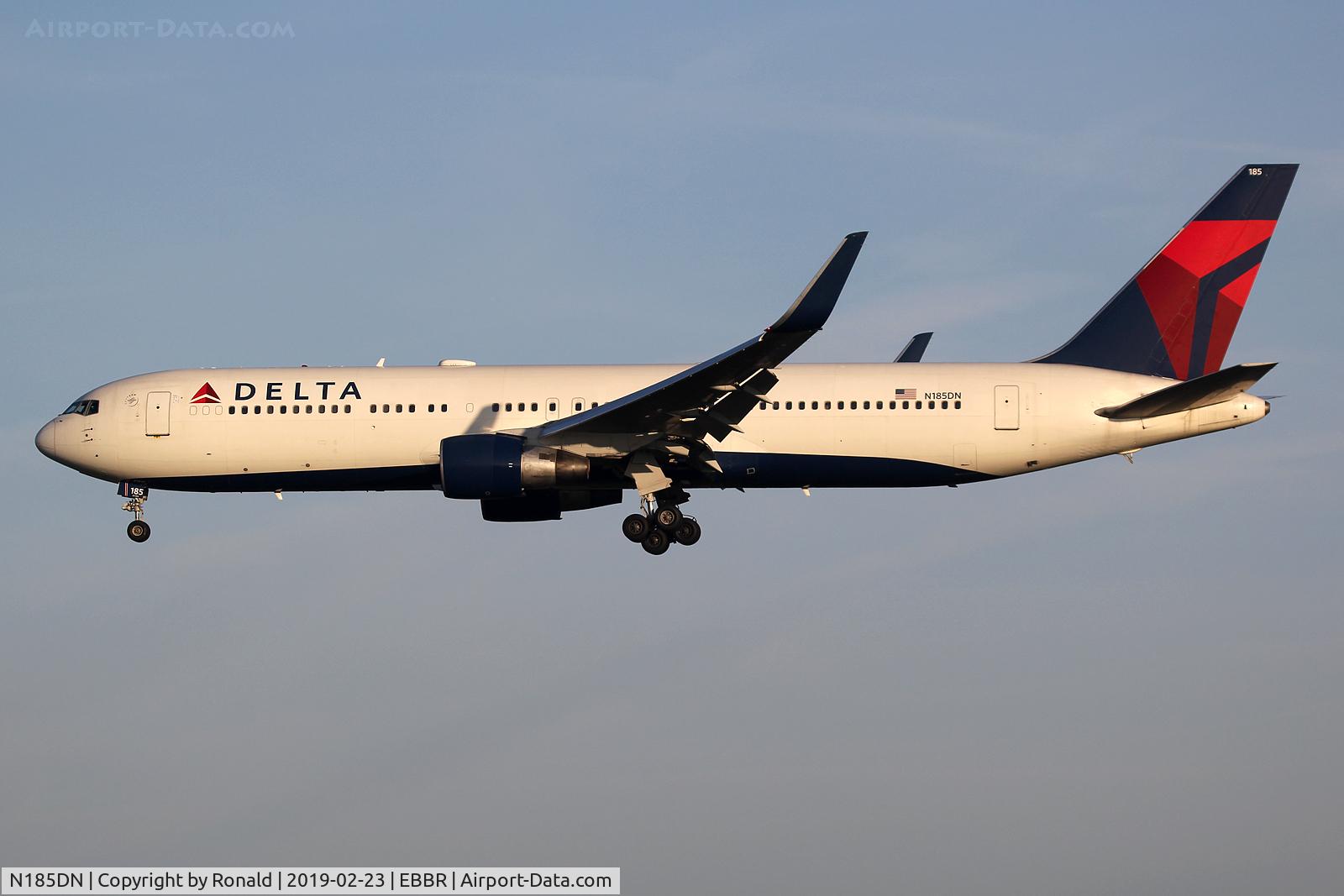 N185DN, 1995 Boeing 767-332 C/N 27961, at bru