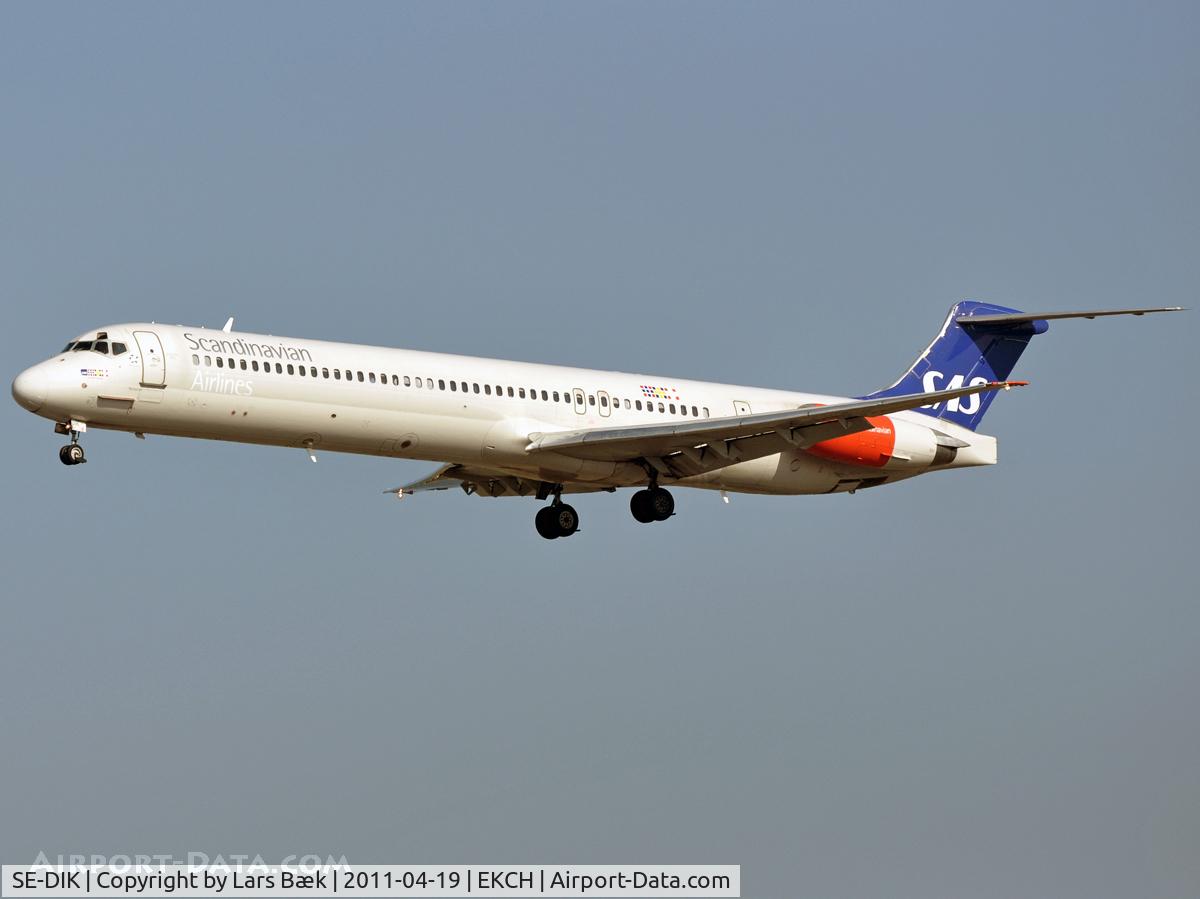 SE-DIK, 1988 McDonnell Douglas MD-82 (DC-9-82) C/N 49728, RWY22L