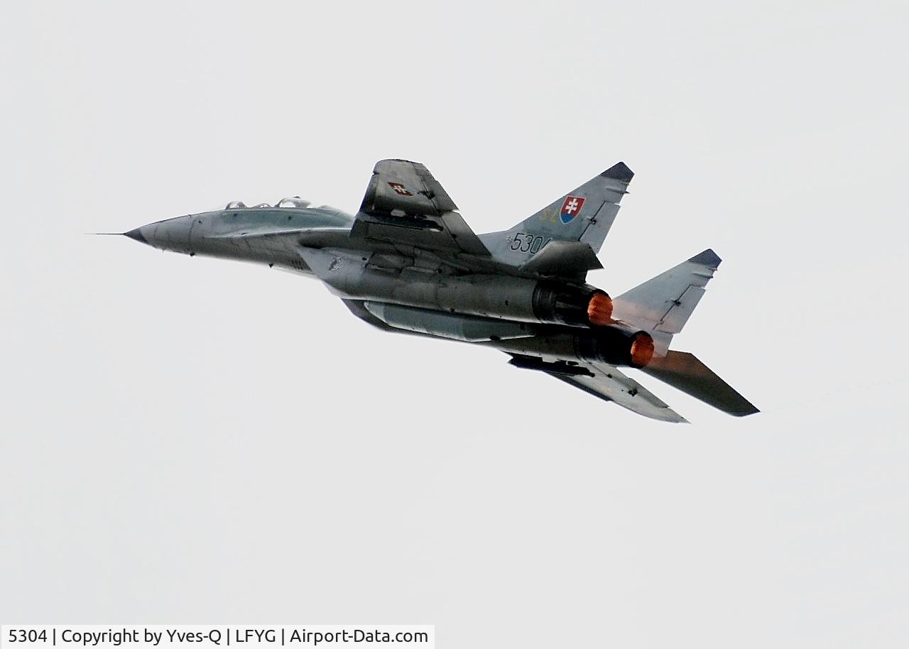 5304, Mikoyan-Gurevich MiG-29UB C/N N50903028253, Mig 29, On display,  Cambrai-Niergnies Airfield (LFYG)