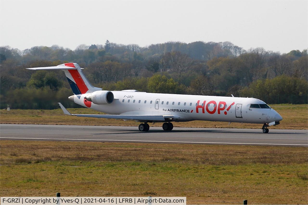 F-GRZI, Canadair CRJ-702 (CL-600-2C10) Regional Jet C/N 10093, Canadair Regional Jet CRJ700, Taxiing rwy 07R, Brest-Bretagne Airport (LFRB-BES)