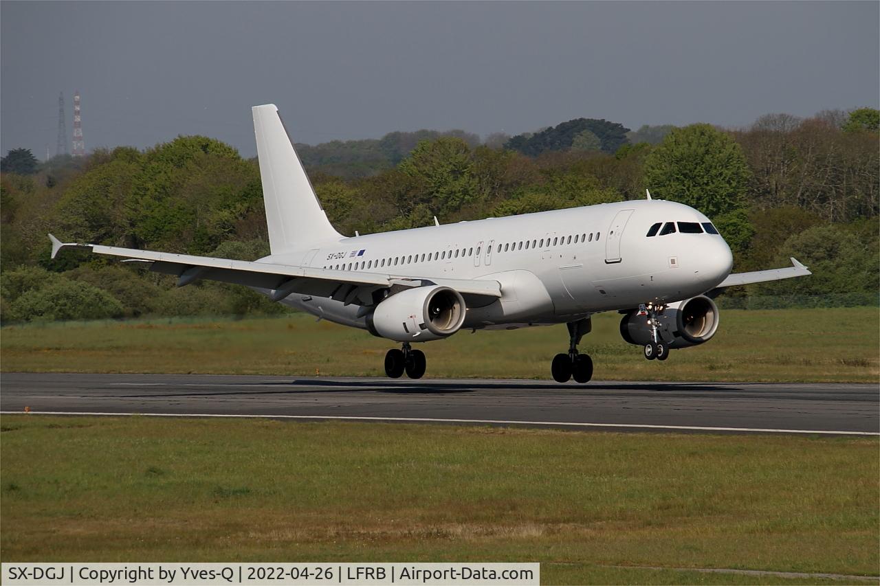 SX-DGJ, 2007 Airbus A320-232 C/N 3316, Airbus A320-232, Landing rwy 07R, Brest-Bretagne airport (LFRB-BES)