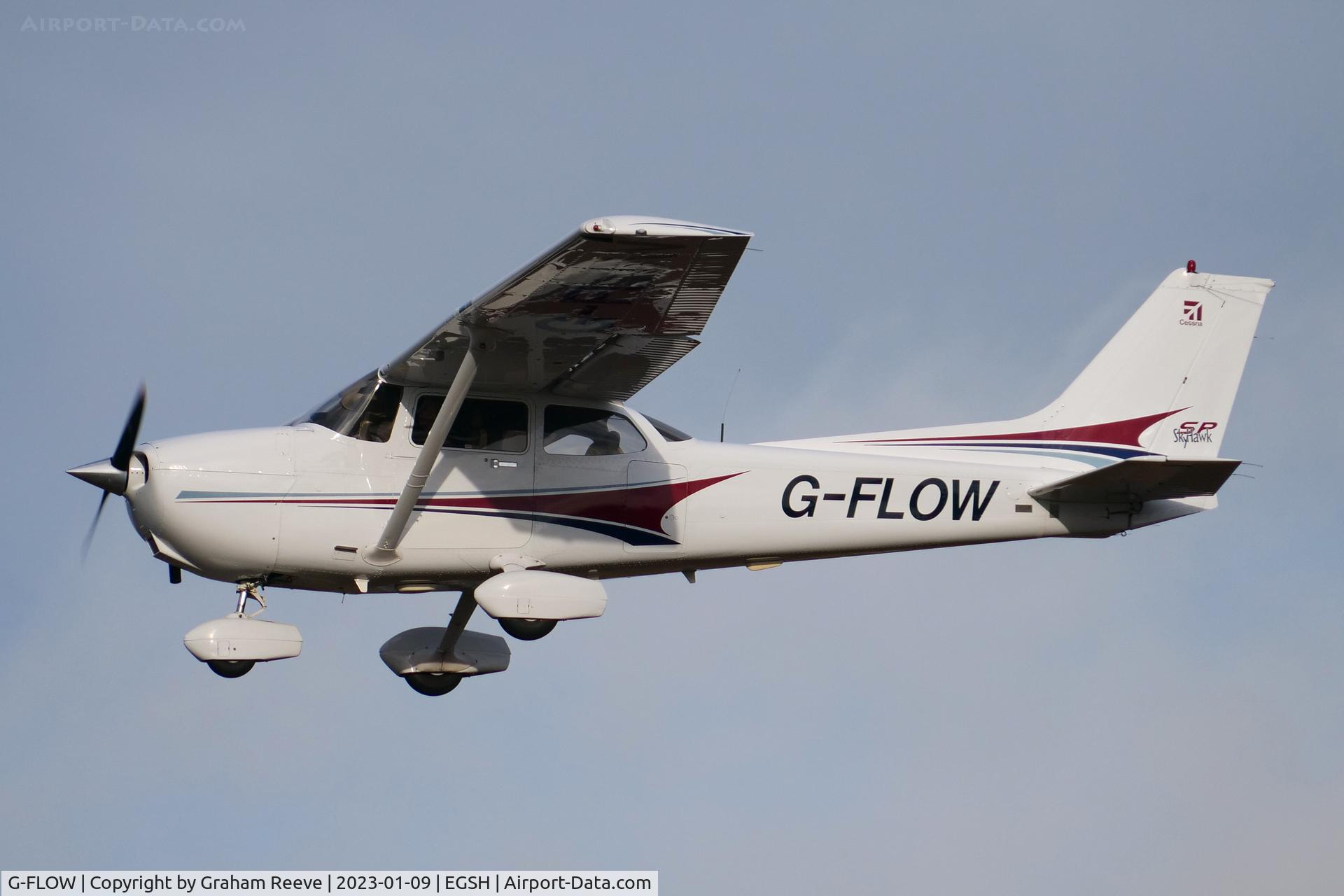 G-FLOW, 2004 Cessna 172S C/N 172S9677, Landing at Norwich.