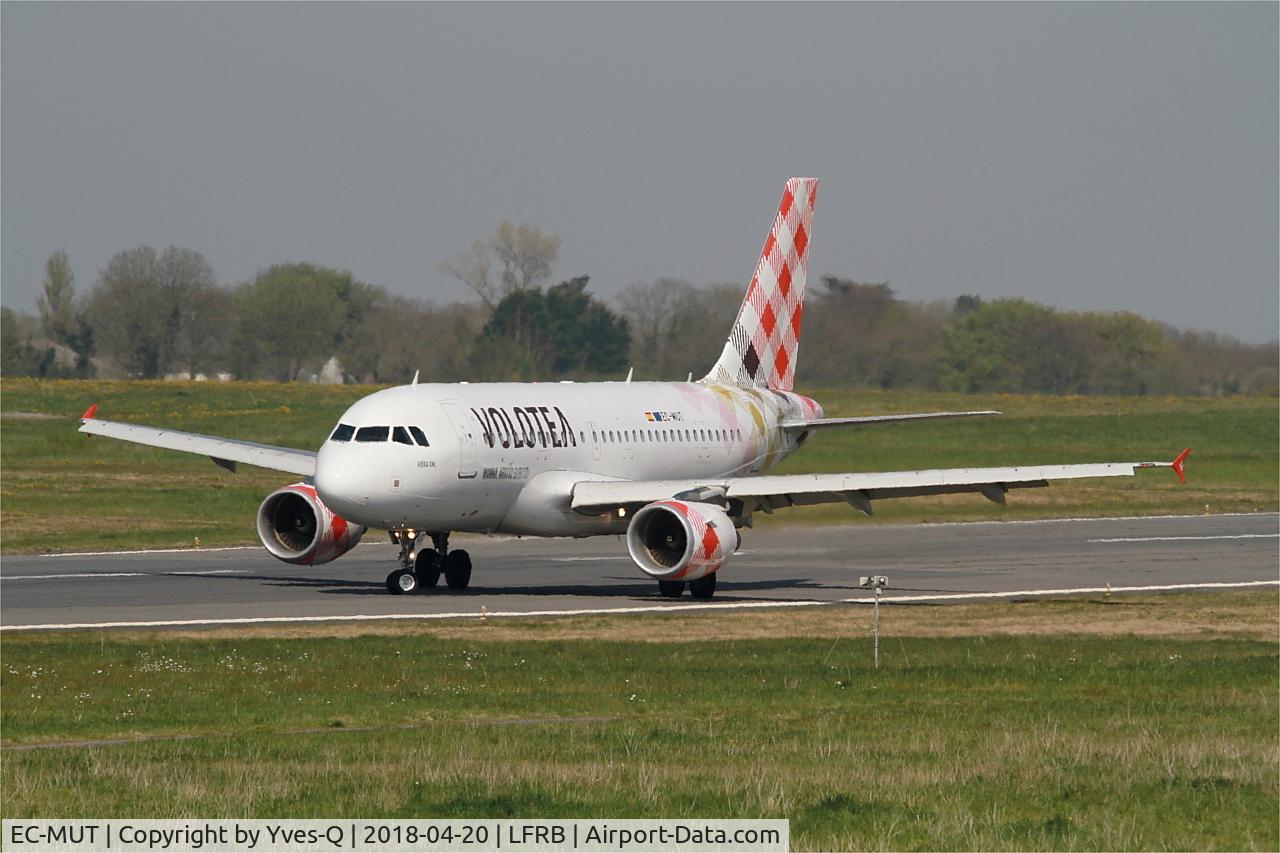 EC-MUT, 2004 Airbus A319-111 C/N 2240, Airbus A319-111, Taxiing rwy 07R, Brest-Bretagne Airport (LFRB-BES)