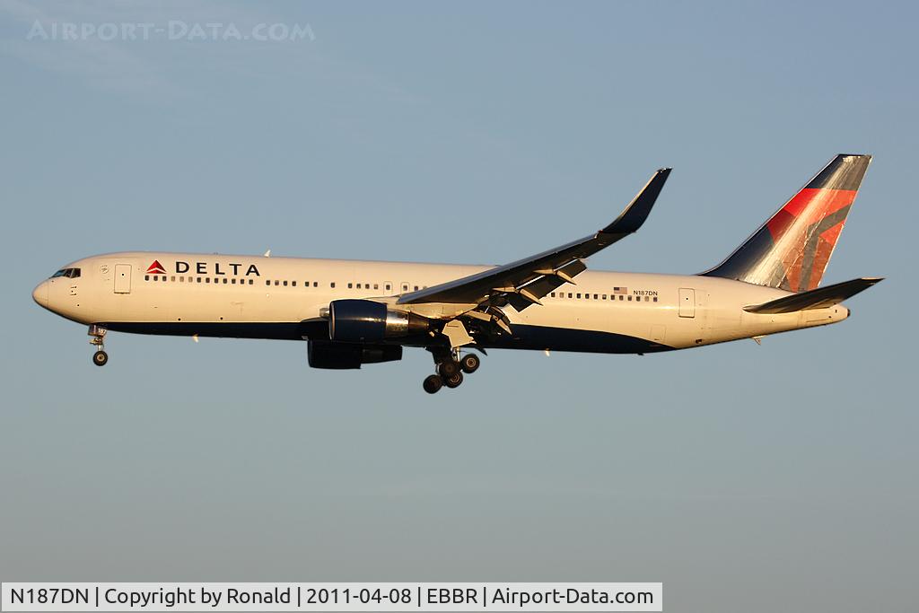 N187DN, 1996 Boeing 767-332/ER C/N 27582, at bru