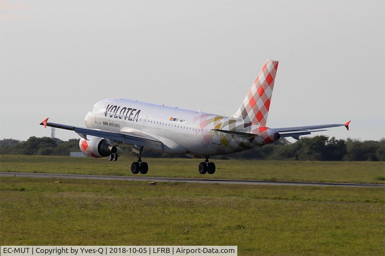 EC-MUT, 2004 Airbus A319-111 C/N 2240, Airbus A319-111, Landing rwy 25L, Brest-Bretagne Airport (LFRB-BES)