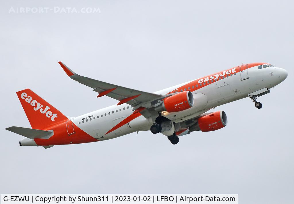 G-EZWU, 2014 Airbus A320-214 C/N 6095, Climbing fter take off from rwy 32R... new c/s