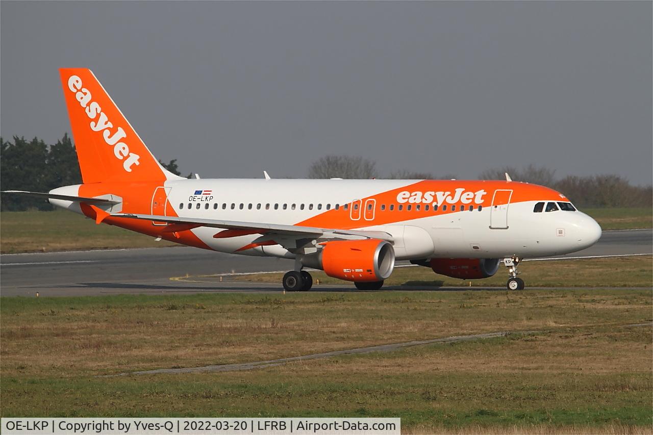 OE-LKP, 2008 Airbus A319-111 C/N 3702, Airbus A319-111, Taxiing to boarding area, Brest-Bretagne airport (LFRB-BES)