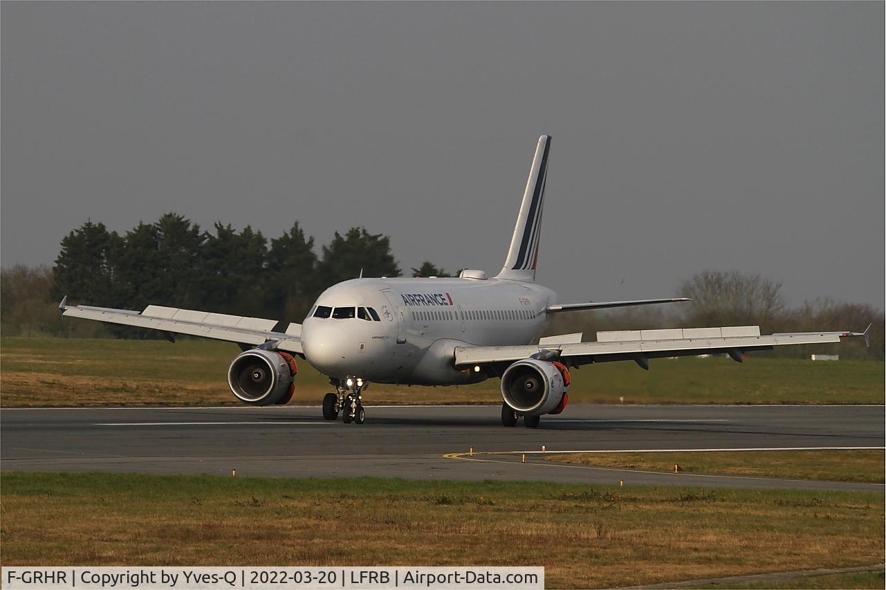 F-GRHR, 2001 Airbus A319-111 C/N 1415, Airbus A319-111, Reverse thrust Landing, Brest-Bretagne airport (LFRB-BES)