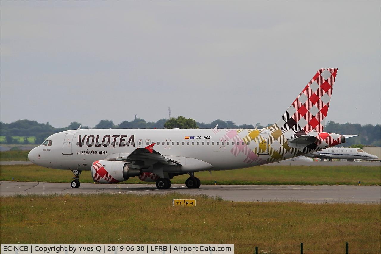 EC-NCB, 2003 Airbus A319-111 C/N 2043, Airbus A319-111, Taxiing, Brest-Bretagne airport (LFRB-BES)
