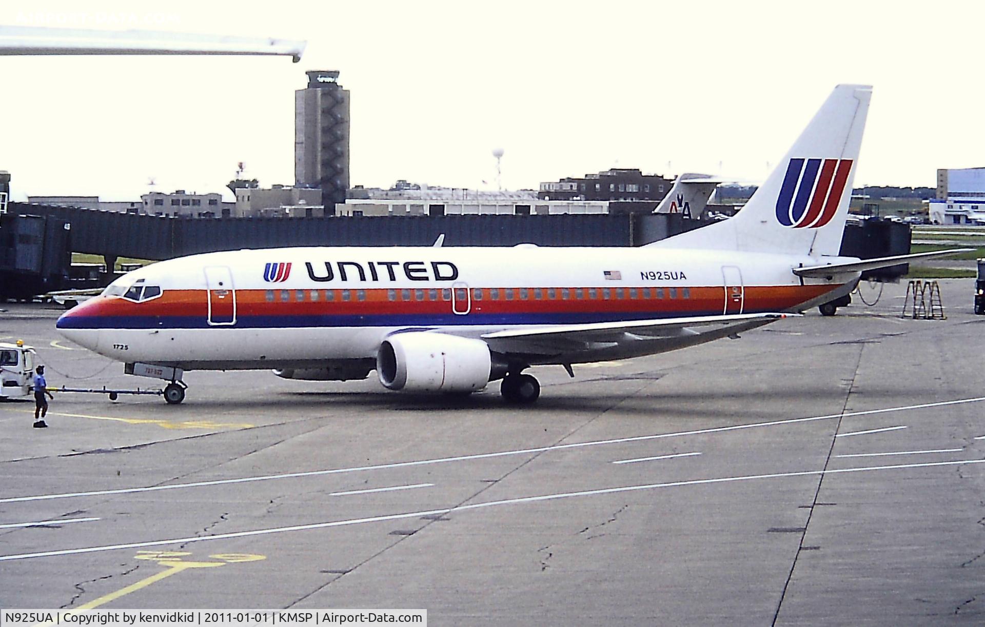 N925UA, 1992 Boeing 737-522 C/N 26646, At Minneapolis St Paul (MSP) 1993.