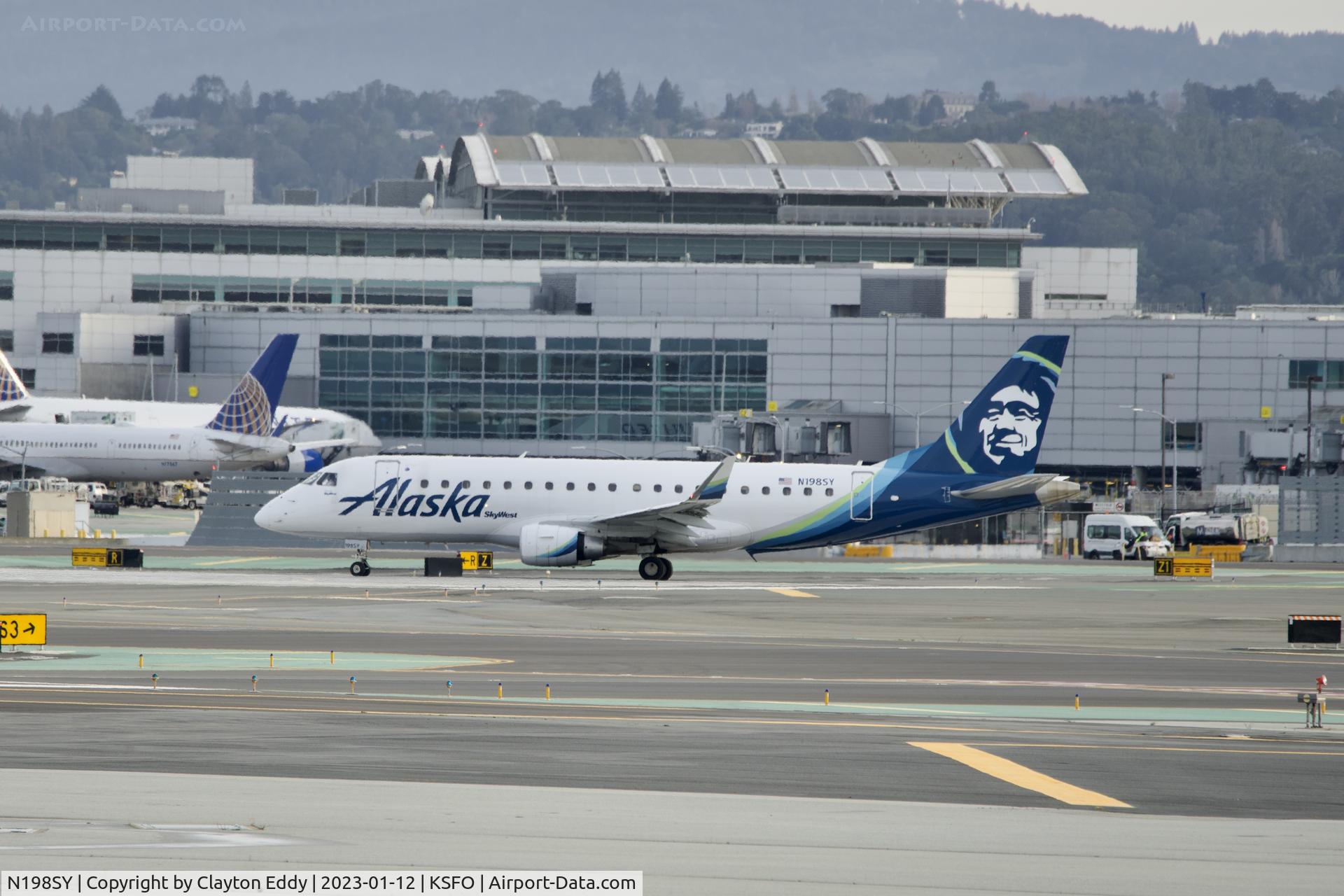 N198SY, 2018 Embraer 175LR (ERJ-170-200LR) C/N 17000724, SFO 2023.