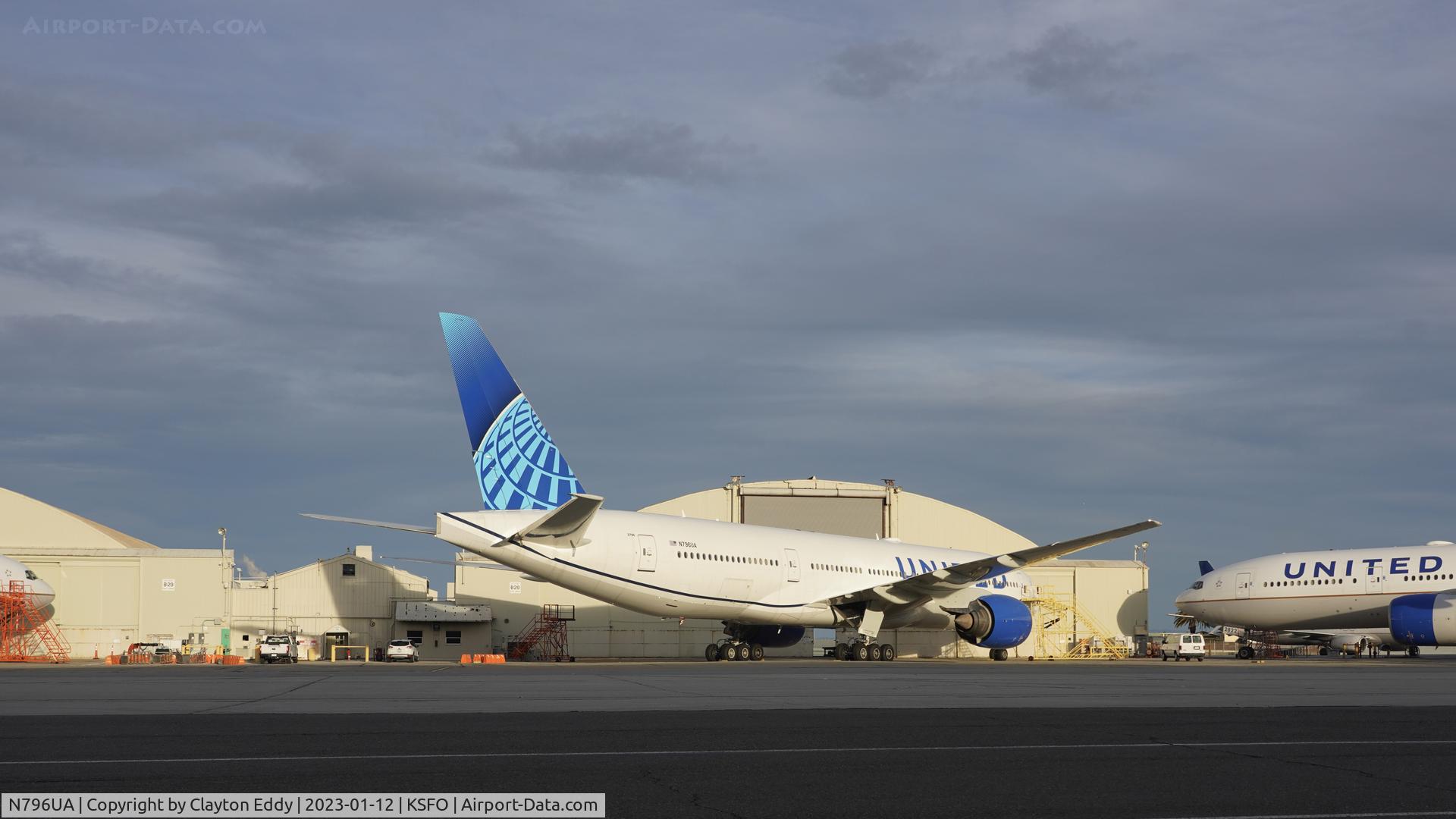 N796UA, 1998 Boeing 777-222 C/N 26931, SFO 2023.