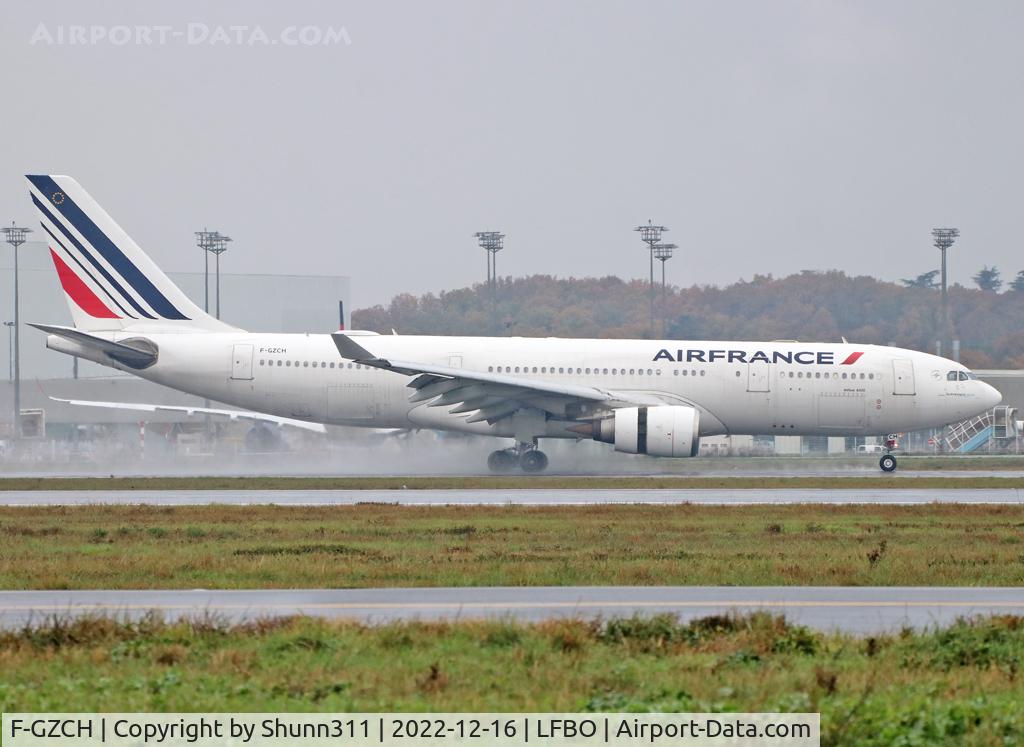 F-GZCH, 2000 Airbus A330-243 C/N 500, Landing rwy 32L in new c/s