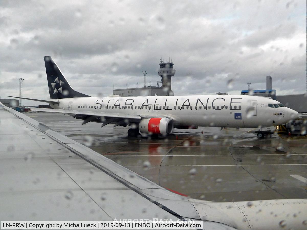 LN-RRW, 2004 Boeing 737-883 C/N 32277, A rainy day in Bodø