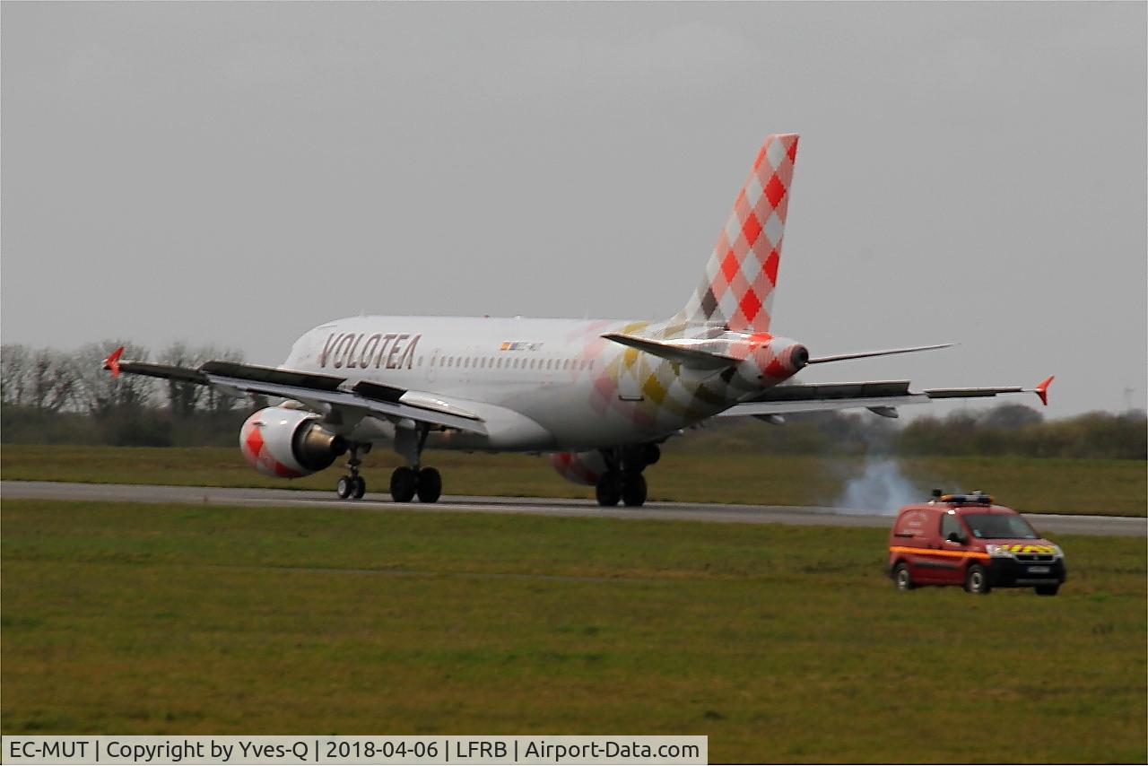 EC-MUT, 2004 Airbus A319-111 C/N 2240, Airbus A319-111, Landing rwy 25L, Brest-Bretagne Airport (LFRB-BES)
