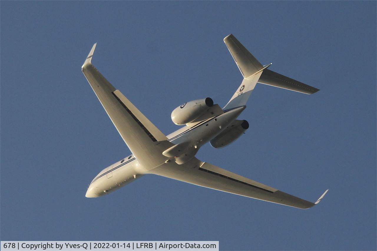 678, 2003 Gulfstream Aerospace G-V Gulfstream V C/N 678, Gulfstream Aerospace G-V Gulfstream V, Climbing from rwy 25L, Brest-Bretagne airport (LFRB-BES)