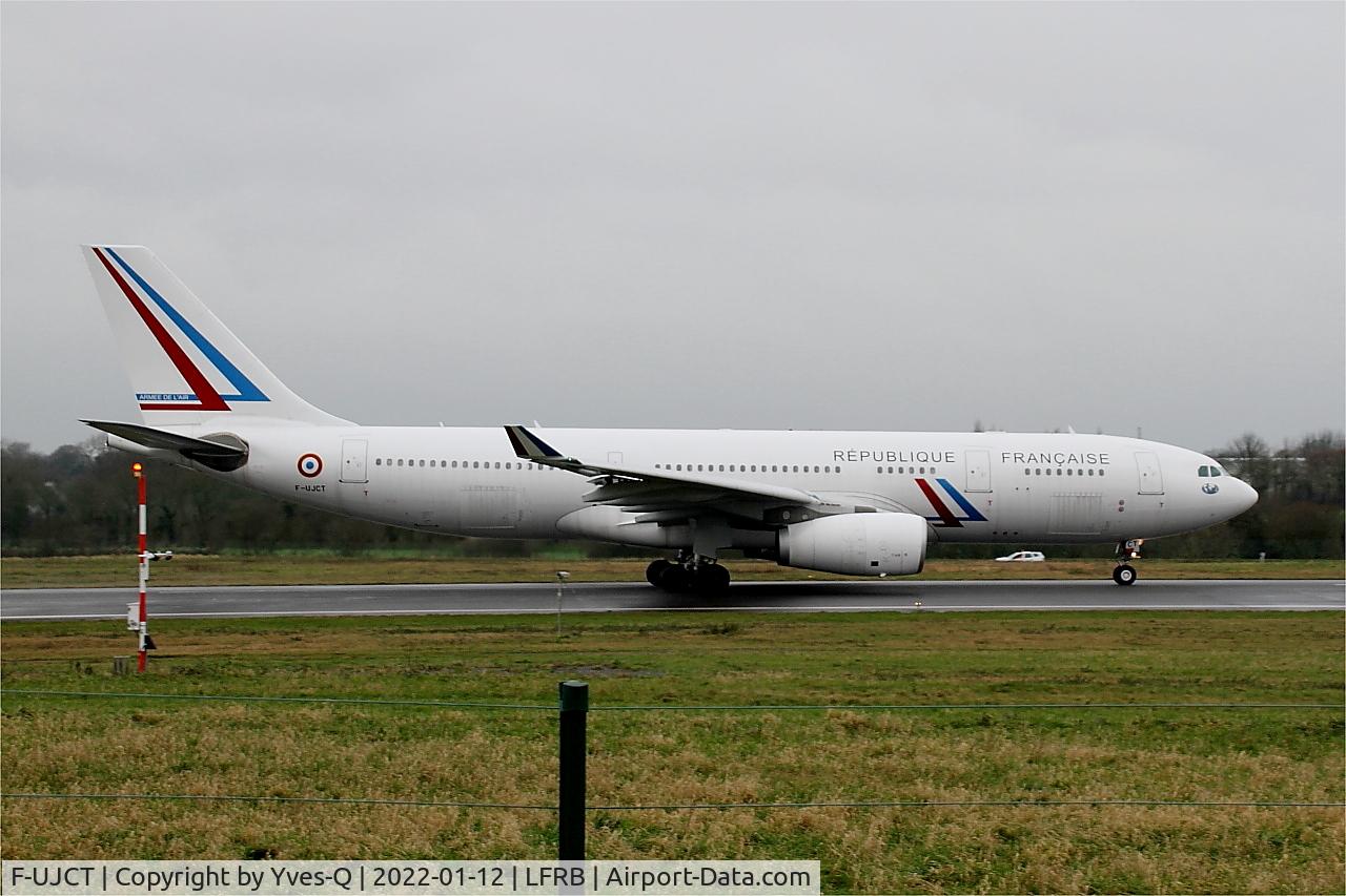 F-UJCT, 2015 Airbus A330-243 C/N 1657, Airbus A330-200, Take off run rwy 07R, Brest-Bretagne airport (LFRB-BES)