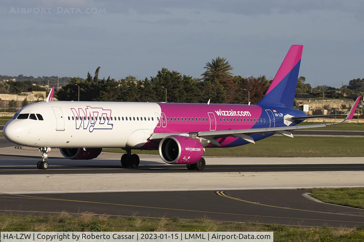HA-LZW, 2022 Airbus A321-271NX C/N 10929, Runway 31